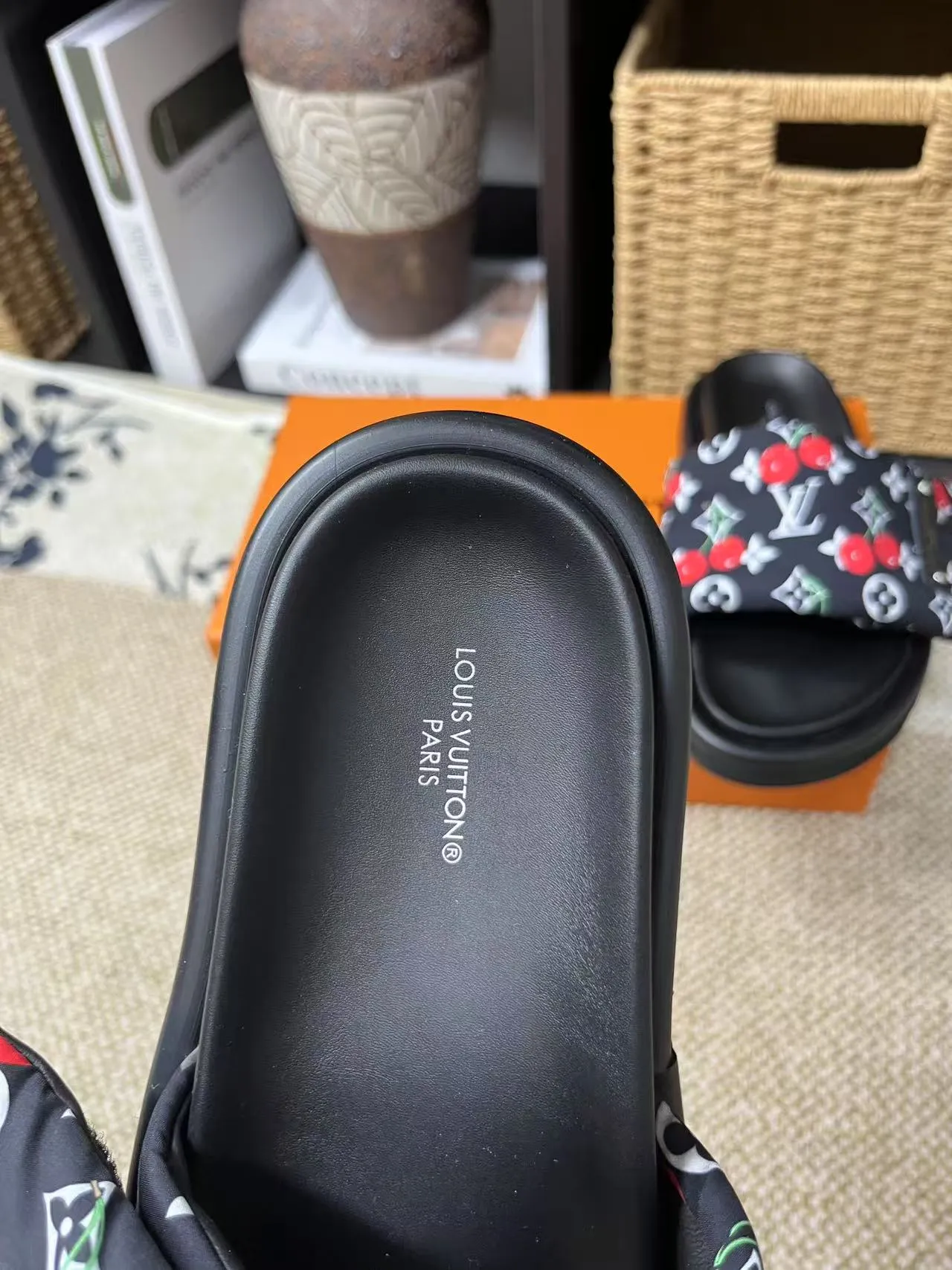 P340 yuan LV Louis Vuitton Full of high-end feel! A popular model among bloggers at home and abroad, it’s retro and fashionable, and looks stunning on your feet! Mainly recommended model on the official website★ ━━━━━ ЅᏇєєt ━━━━━ ▪️Upper: original calfskin ➕5D printing process ▪️Inner: imported mixed sheepskin ▪️Outsole: original molded foam outsole ▪️Size: Female 35-40 Men's 39-44 (women's 41 men's 45)